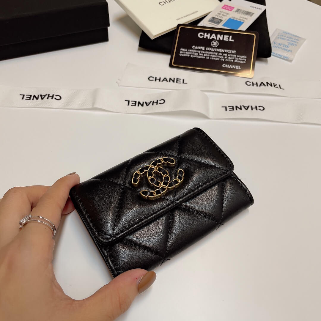 Ch**el 19 card holder with flap